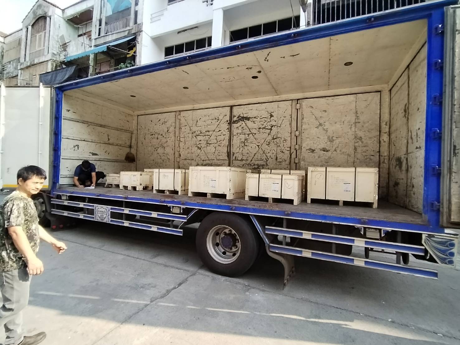 Chain system delivery - bulk crate shipment by truck to client site